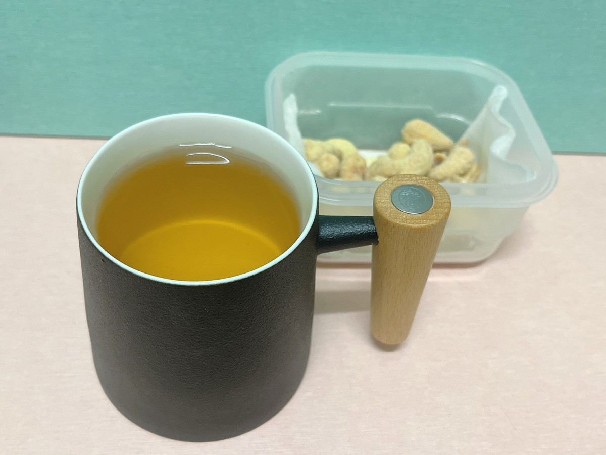 宜龍Eilong/人文馬克杯(知性黑)&璀璨濾茶器(霧銀)-極簡文青風格精緻絕美、簡約時尚的居家好物!原木握柄自然質樸,全瓷杯體抗酸鹼、耐高溫,高質感馬克杯兼顧安全與品質!茶器濾網精密且濾孔不留渣,不論辦公室泡茶或咖啡都簡單好用!居家生活/茶具茶器/茶杯濾網/好禮交換/個人泡茶杯/藍子愛分享 攝影 民生資訊分享 自己動手做! 飲食集錦