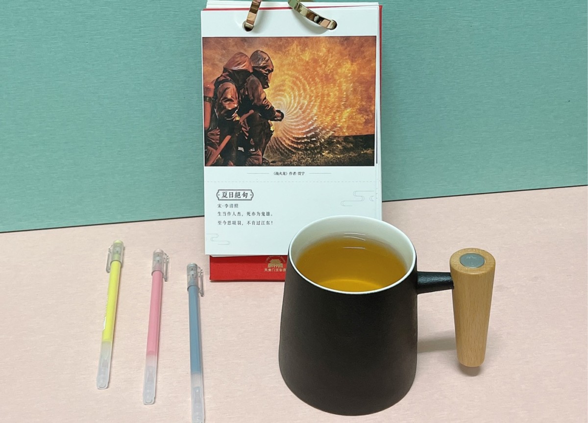 宜龍Eilong/人文馬克杯(知性黑)&璀璨濾茶器(霧銀)-極簡文青風格精緻絕美、簡約時尚的居家好物!原木握柄自然質樸,全瓷杯體抗酸鹼、耐高溫,高質感馬克杯兼顧安全與品質!茶器濾網精密且濾孔不留渣,不論辦公室泡茶或咖啡都簡單好用!居家生活/茶具茶器/茶杯濾網/好禮交換/個人泡茶杯/藍子愛分享 攝影 民生資訊分享 自己動手做! 飲食集錦