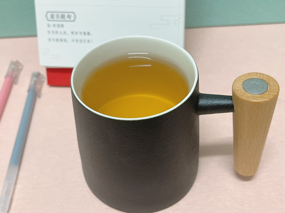 宜龍Eilong/人文馬克杯(知性黑)&璀璨濾茶器(霧銀)-極簡文青風格精緻絕美、簡約時尚的居家好物!原木握柄自然質樸,全瓷杯體抗酸鹼、耐高溫,高質感馬克杯兼顧安全與品質!茶器濾網精密且濾孔不留渣,不論辦公室泡茶或咖啡都簡單好用!居家生活/茶具茶器/茶杯濾網/好禮交換/個人泡茶杯/藍子愛分享 攝影 民生資訊分享 自己動手做! 飲食集錦
