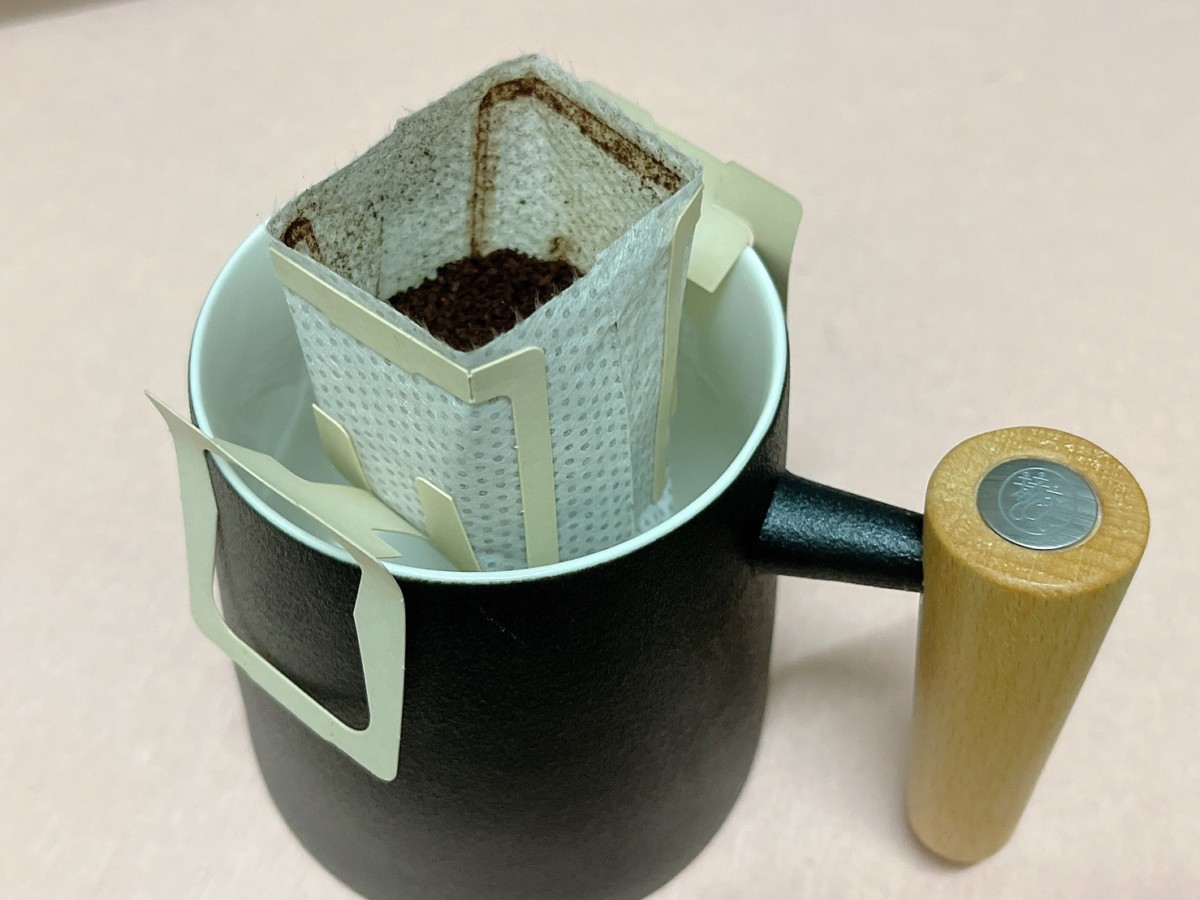 宜龍Eilong/人文馬克杯(知性黑)&璀璨濾茶器(霧銀)-極簡文青風格精緻絕美、簡約時尚的居家好物!原木握柄自然質樸,全瓷杯體抗酸鹼、耐高溫,高質感馬克杯兼顧安全與品質!茶器濾網精密且濾孔不留渣,不論辦公室泡茶或咖啡都簡單好用!居家生活/茶具茶器/茶杯濾網/好禮交換/個人泡茶杯/藍子愛分享 攝影 民生資訊分享 自己動手做! 飲食集錦