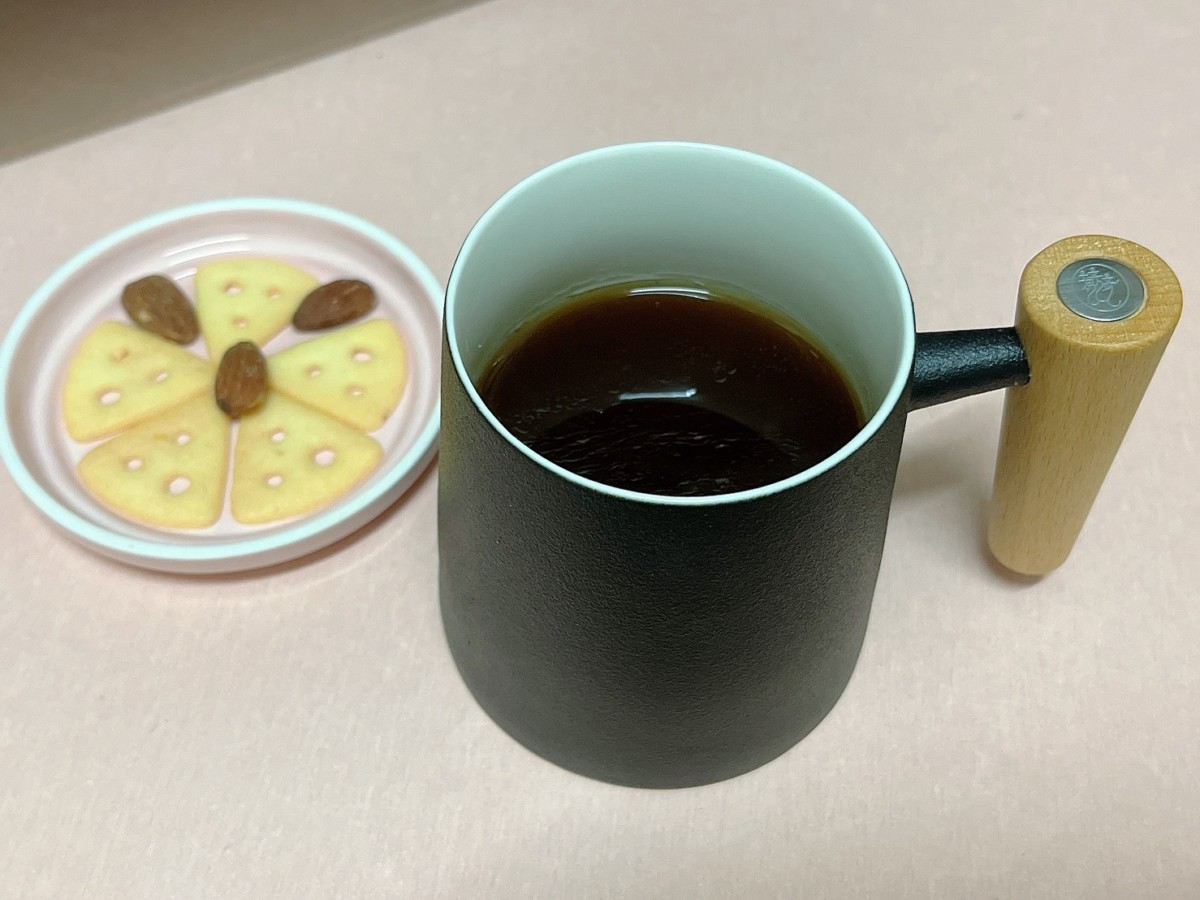 宜龍Eilong/人文馬克杯(知性黑)&璀璨濾茶器(霧銀)-極簡文青風格精緻絕美、簡約時尚的居家好物!原木握柄自然質樸,全瓷杯體抗酸鹼、耐高溫,高質感馬克杯兼顧安全與品質!茶器濾網精密且濾孔不留渣,不論辦公室泡茶或咖啡都簡單好用!居家生活/茶具茶器/茶杯濾網/好禮交換/個人泡茶杯/藍子愛分享 攝影 民生資訊分享 自己動手做! 飲食集錦