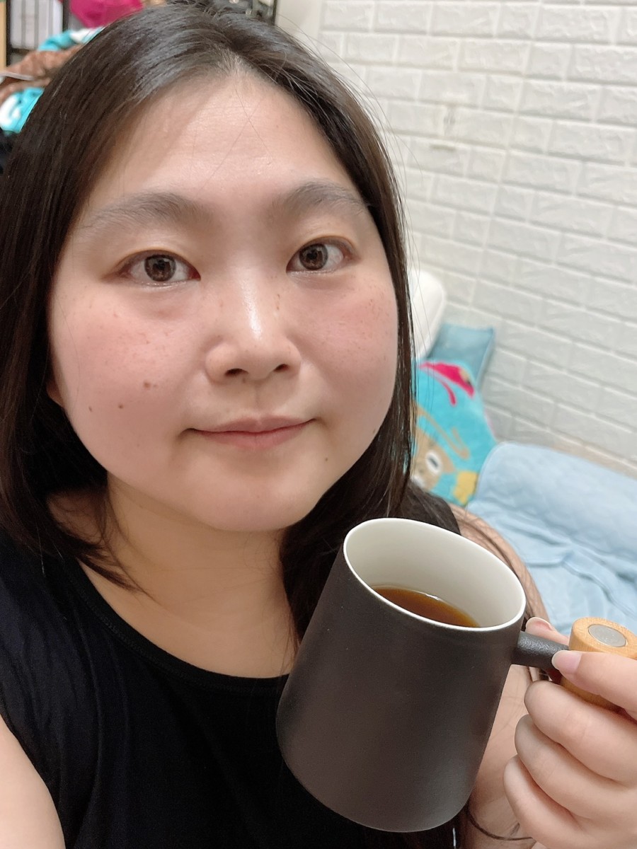 宜龍Eilong/人文馬克杯(知性黑)&璀璨濾茶器(霧銀)-極簡文青風格精緻絕美、簡約時尚的居家好物!原木握柄自然質樸,全瓷杯體抗酸鹼、耐高溫,高質感馬克杯兼顧安全與品質!茶器濾網精密且濾孔不留渣,不論辦公室泡茶或咖啡都簡單好用!居家生活/茶具茶器/茶杯濾網/好禮交換/個人泡茶杯/藍子愛分享 攝影 民生資訊分享 自己動手做! 飲食集錦