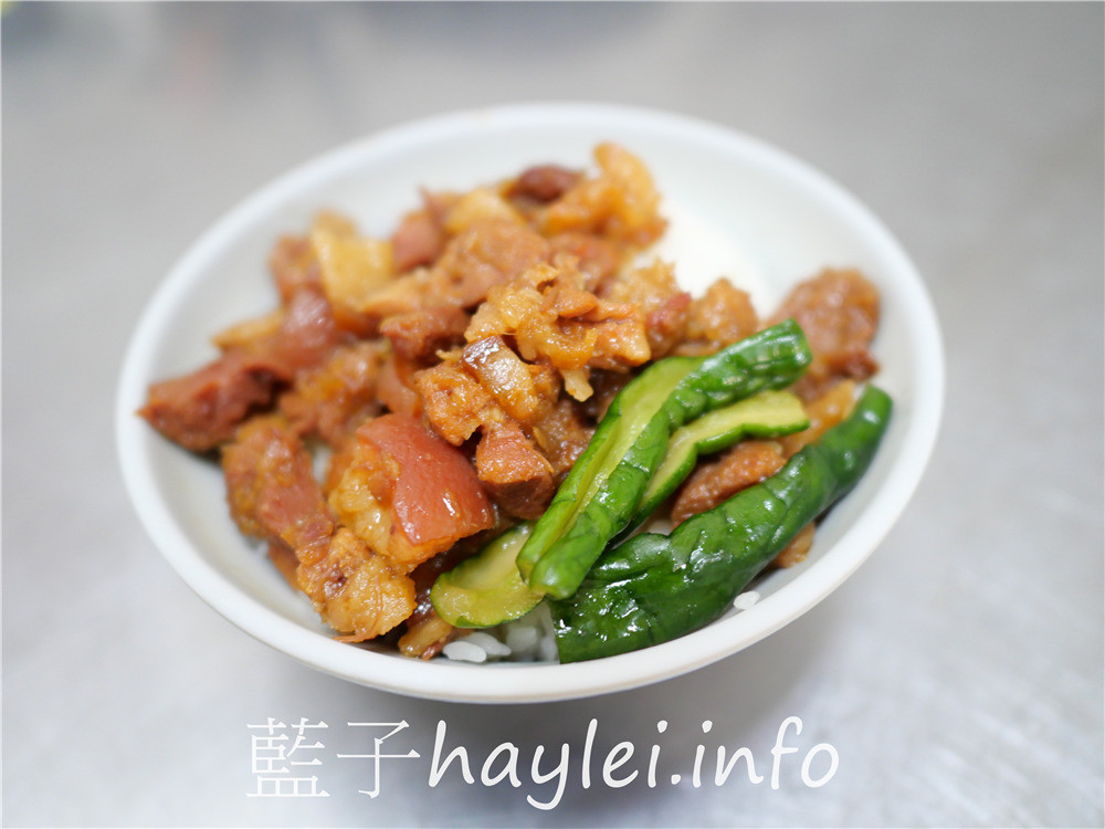 彰化爌肉飯推薦/謝家爌肉飯-每天凌晨手工切肉熬煮出的古法秘製爌肉，新鮮美味，古早味控肉肉質彈香入味，Q彈有嚼勁，每口都是幸福！謝家豬腳禮盒真材實料誠意滿滿，不論送禮或自用都很棒呢！彰化美食推薦/彰化小吃/彰化控肉飯/謝家招牌爌肉/蛤蜊麵/滷肉飯/肉燥飯/手工角切滷肉飯/藍子愛美食 中式料理 國內旅遊 攝影 民生資訊分享 飲食集錦 