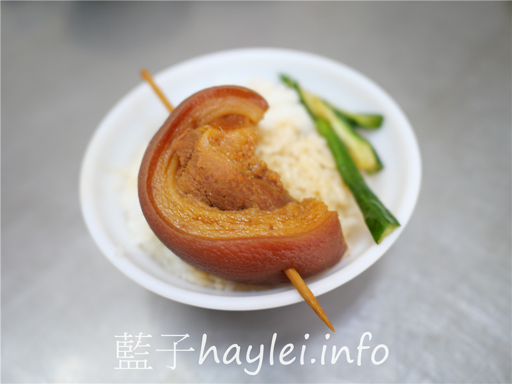 彰化爌肉飯推薦/謝家爌肉飯-每天凌晨手工切肉熬煮出的古法秘製爌肉,新鮮美味,古早味控肉肉質彈香入味,Q彈有嚼勁,每口都是幸福!謝家豬腳禮盒真材實料誠意滿滿,不論送禮或自用都很棒呢!彰化美食推薦/彰化小吃/彰化控肉飯/謝家招牌爌肉/蛤蜊麵/滷肉飯/肉燥飯/手工角切滷肉飯/藍子愛美食 中式料理 國內旅遊 攝影 民生資訊分享 飲食集錦