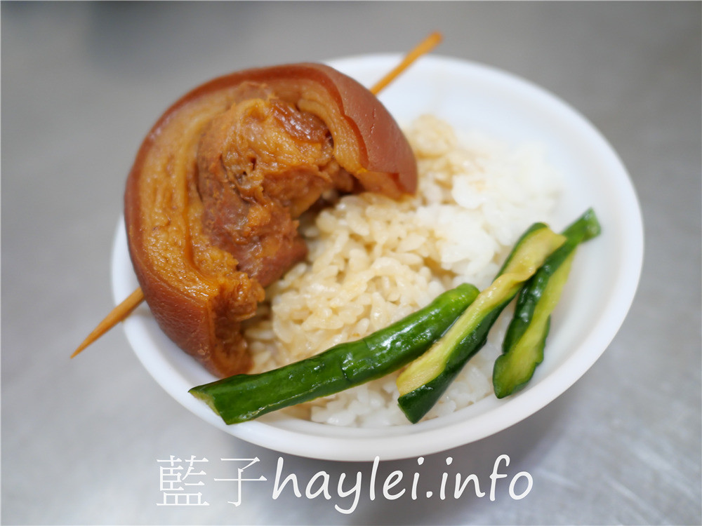 彰化爌肉飯推薦/謝家爌肉飯-每天凌晨手工切肉熬煮出的古法秘製爌肉,新鮮美味,古早味控肉肉質彈香入味,Q彈有嚼勁,每口都是幸福!謝家豬腳禮盒真材實料誠意滿滿,不論送禮或自用都很棒呢!彰化美食推薦/彰化小吃/彰化控肉飯/謝家招牌爌肉/蛤蜊麵/滷肉飯/肉燥飯/手工角切滷肉飯/藍子愛美食 中式料理 國內旅遊 攝影 民生資訊分享 飲食集錦