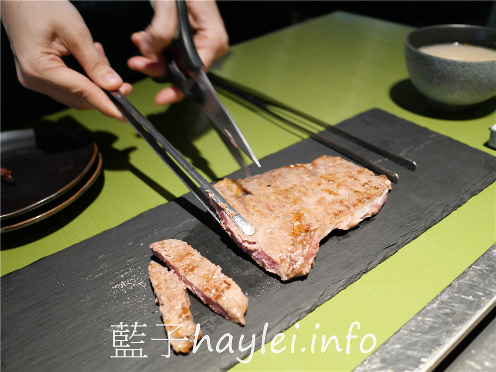 台中西屯/原燒台中東海店-逸品盛合套餐超級豐盛,一次飽嚐肋眼牛排、蒜香橫隔膜、極選澳洲和牛、伊比利骰子豬等夢幻組合,專人代烤超貼心!台中美食/台中燒烤/台中燒肉/O-NiKU/優質原味燒肉/王品集團美食/藍子愛美食 中式料理 國內旅遊 攝影 民生資訊分享 飲食集錦
