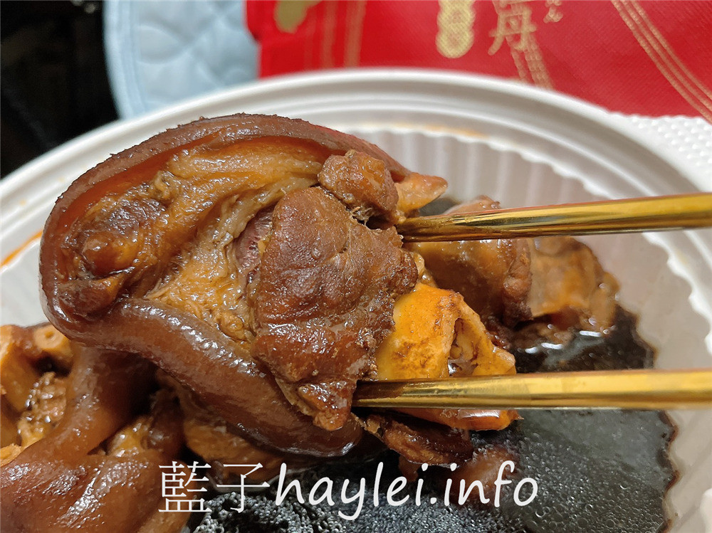 彰化爌肉飯推薦/謝家爌肉飯-每天凌晨手工切肉熬煮出的古法秘製爌肉，新鮮美味，古早味控肉肉質彈香入味，Q彈有嚼勁，每口都是幸福！謝家豬腳禮盒真材實料誠意滿滿，不論送禮或自用都很棒呢！彰化美食推薦/彰化小吃/彰化控肉飯/謝家招牌爌肉/蛤蜊麵/滷肉飯/肉燥飯/手工角切滷肉飯/藍子愛美食 中式料理 國內旅遊 攝影 民生資訊分享 飲食集錦 