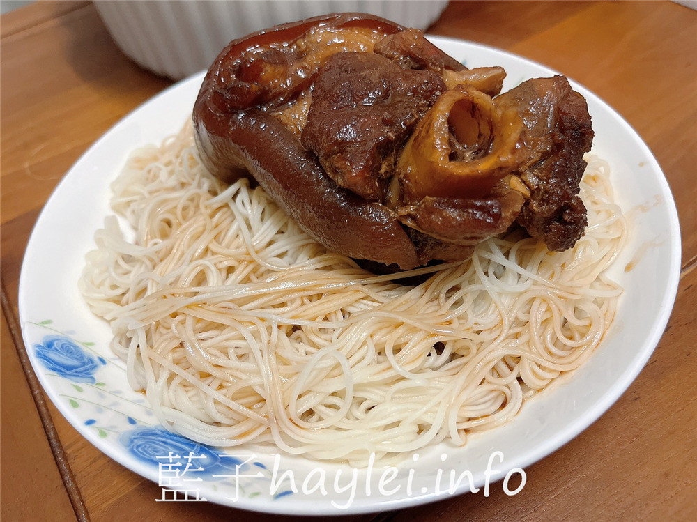 彰化爌肉飯推薦/謝家爌肉飯-每天凌晨手工切肉熬煮出的古法秘製爌肉，新鮮美味，古早味控肉肉質彈香入味，Q彈有嚼勁，每口都是幸福！謝家豬腳禮盒真材實料誠意滿滿，不論送禮或自用都很棒呢！彰化美食推薦/彰化小吃/彰化控肉飯/謝家招牌爌肉/蛤蜊麵/滷肉飯/肉燥飯/手工角切滷肉飯/藍子愛美食 中式料理 國內旅遊 攝影 民生資訊分享 飲食集錦 