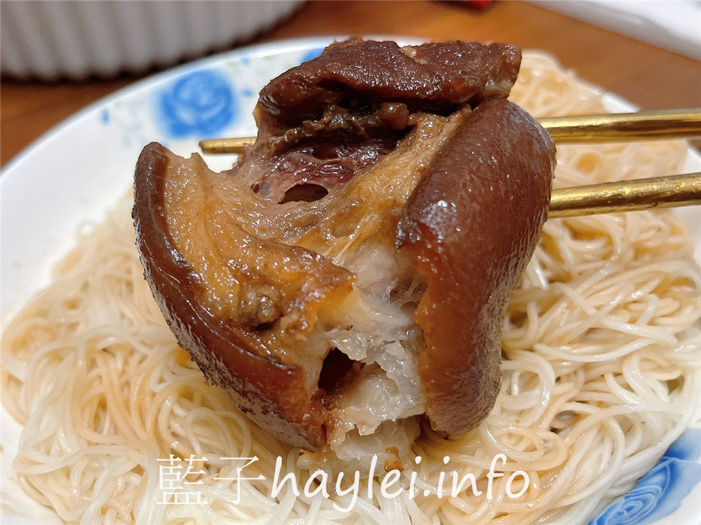 彰化爌肉飯推薦/謝家爌肉飯-每天凌晨手工切肉熬煮出的古法秘製爌肉，新鮮美味，古早味控肉肉質彈香入味，Q彈有嚼勁，每口都是幸福！謝家豬腳禮盒真材實料誠意滿滿，不論送禮或自用都很棒呢！彰化美食推薦/彰化小吃/彰化控肉飯/謝家招牌爌肉/蛤蜊麵/滷肉飯/肉燥飯/手工角切滷肉飯/藍子愛美食 中式料理 國內旅遊 攝影 民生資訊分享 飲食集錦 