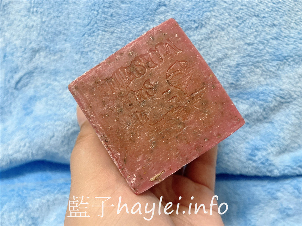 法國席哈爾/Le serail/花粒香氛植粹手工馬賽皂-植物精油與天然香料完美結合，融入天然花瓣與植物顆粒，造型自然質樸，使用感受溫潤不緊繃，超療癒的花粒馬賽皂就在樸香氛，薰衣草、玫瑰、紅酒葡萄必收！美妝保養/肌膚保養/肌膚清潔/手工皂推薦/香氛皂推薦/法國原裝進口/沐浴用品/藍子愛保養 保養品分享 健康養身 攝影 民生資訊分享 