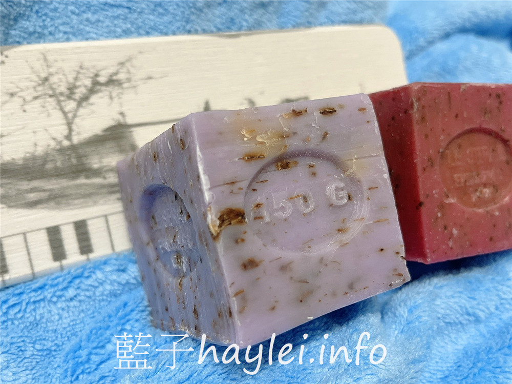 法國席哈爾/Le serail/花粒香氛植粹手工馬賽皂-植物精油與天然香料完美結合,融入天然花瓣與植物顆粒,造型自然質樸,使用感受溫潤不緊繃,超療癒的花粒馬賽皂就在樸香氛,薰衣草、玫瑰、紅酒葡萄必收!美妝保養/肌膚保養/肌膚清潔/手工皂推薦/香氛皂推薦/法國原裝進口/沐浴用品/藍子愛保養 保養品分享 健康養身 攝影 民生資訊分享