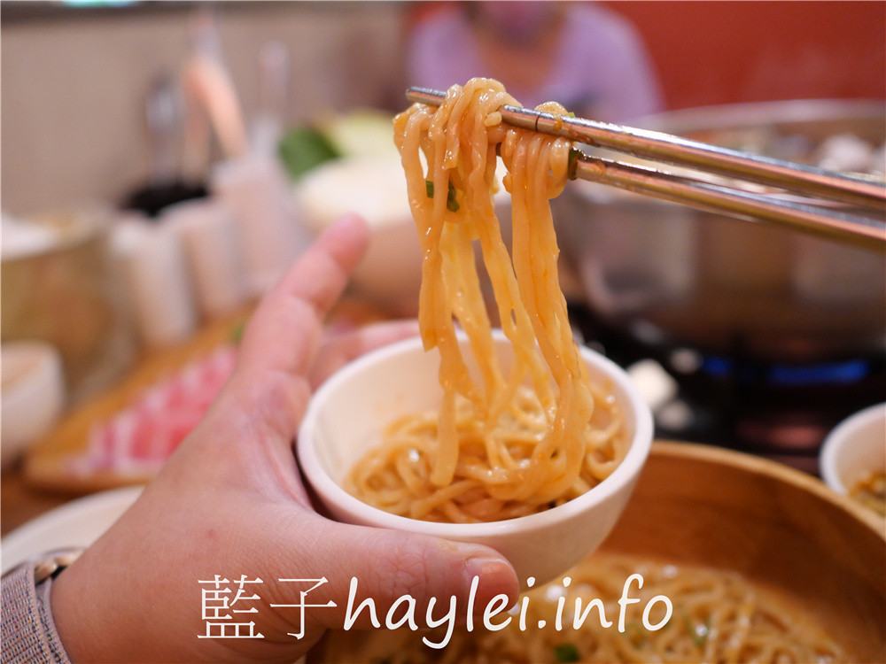 台北大安/忠孝敦化站/老鼎旺川味鍋物-台北老字號正宗四川麻辣火鍋,用數十種中藥、牛骨熬出的牛油麻辣火鍋香氣逼人且口感溫潤,適合一家大小共襄品味!雞爪透香美味堪稱天下第一爪、手工蝦漿蝦肉彈Q口感一絕,還可以coldstone冰淇淋無限吃~台北美食/麻辣美食/台北火鍋餐廳推薦/藍子愛美食 中式料理 國內旅遊 攝影 民生資訊分享 飲食集錦
