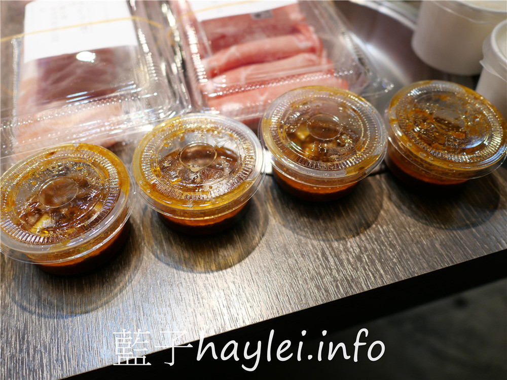 肉多多火鍋防疫2.0經濟套餐-期間限定5折，在家就是肉の天堂！2人、4人、6人防疫經濟餐，湯頭好喝且肉量誠意滿滿，防疫外帶遇到史上最強外帶防疫省長餐真的超值，也來讓肉多多成為你的防疫肉鋪吧～台中美食/台中西區/台中火鍋/外帶美食/肉多多台中向上店/藍子愛美食 中式料理 國內旅遊 攝影 民生資訊分享 飲食集錦 