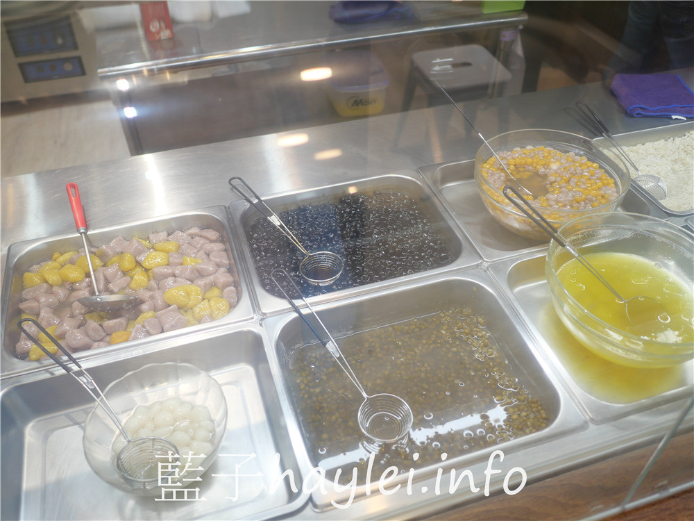 台中西區/圓木嫩仙草/台中大業店-源自彰化的芋圓嫩仙草專賣店，料多味美性價比超高，彈Q爽滑的七星級手工芋圓、滑潤水嫩的窯燒嫩仙草招牌必點，50元內的小確幸甜品！嫩仙草小芋圓鮮奶凍飲跟芋頭鮮奶小芋圓也不能錯過～台中必吃銅板美食/台中美食/彰化美食/台中下午茶/台中芋圓/台中燒仙草/台中豆花/藍子愛美食 中式料理 國內旅遊 攝影 民生資訊分享 飲食集錦 