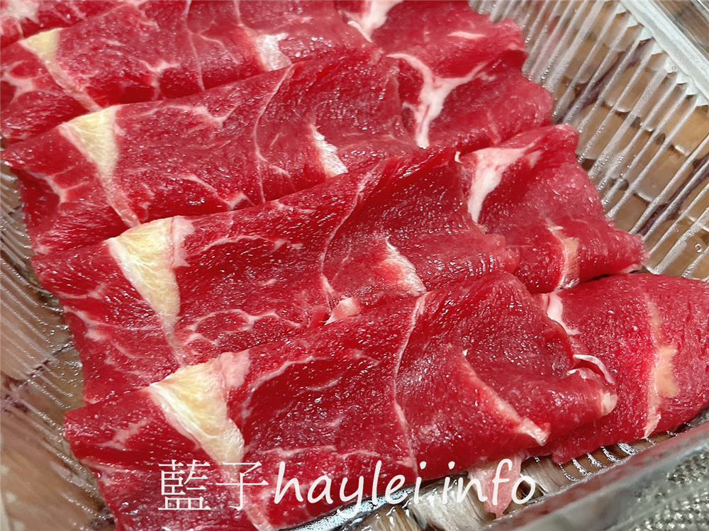 肉多多火鍋防疫2.0經濟套餐-期間限定5折，在家就是肉の天堂！2人、4人、6人防疫經濟餐，湯頭好喝且肉量誠意滿滿，防疫外帶遇到史上最強外帶防疫省長餐真的超值，也來讓肉多多成為你的防疫肉鋪吧～台中美食/台中西區/台中火鍋/外帶美食/肉多多台中向上店/藍子愛美食 中式料理 國內旅遊 攝影 民生資訊分享 飲食集錦 