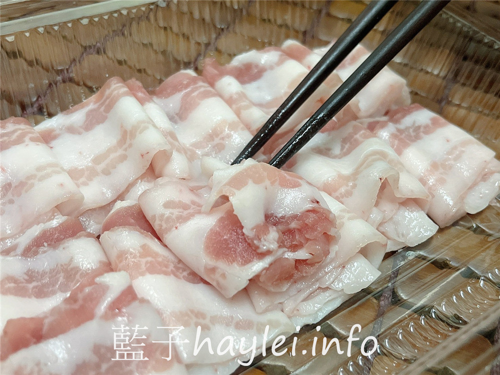 肉多多火鍋防疫2.0經濟套餐-期間限定5折，在家就是肉の天堂！2人、4人、6人防疫經濟餐，湯頭好喝且肉量誠意滿滿，防疫外帶遇到史上最強外帶防疫省長餐真的超值，也來讓肉多多成為你的防疫肉鋪吧～台中美食/台中西區/台中火鍋/外帶美食/肉多多台中向上店/藍子愛美食 中式料理 國內旅遊 攝影 民生資訊分享 飲食集錦 
