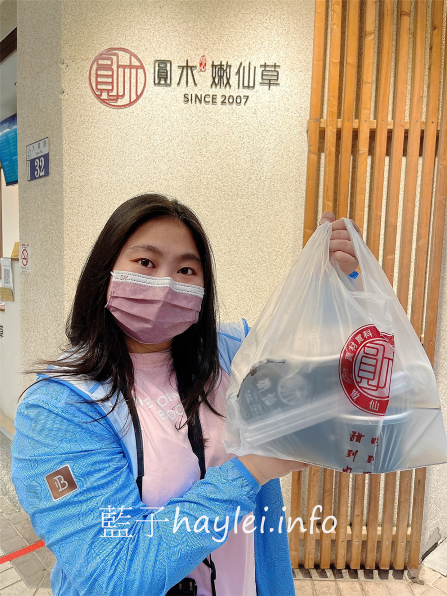 台中西區/圓木嫩仙草/台中大業店-源自彰化的芋圓嫩仙草專賣店，料多味美性價比超高，彈Q爽滑的七星級手工芋圓、滑潤水嫩的窯燒嫩仙草招牌必點，50元內的小確幸甜品！嫩仙草小芋圓鮮奶凍飲跟芋頭鮮奶小芋圓也不能錯過～台中必吃銅板美食/台中美食/彰化美食/台中下午茶/台中芋圓/台中燒仙草/台中豆花/藍子愛美食 中式料理 國內旅遊 攝影 民生資訊分享 飲食集錦 