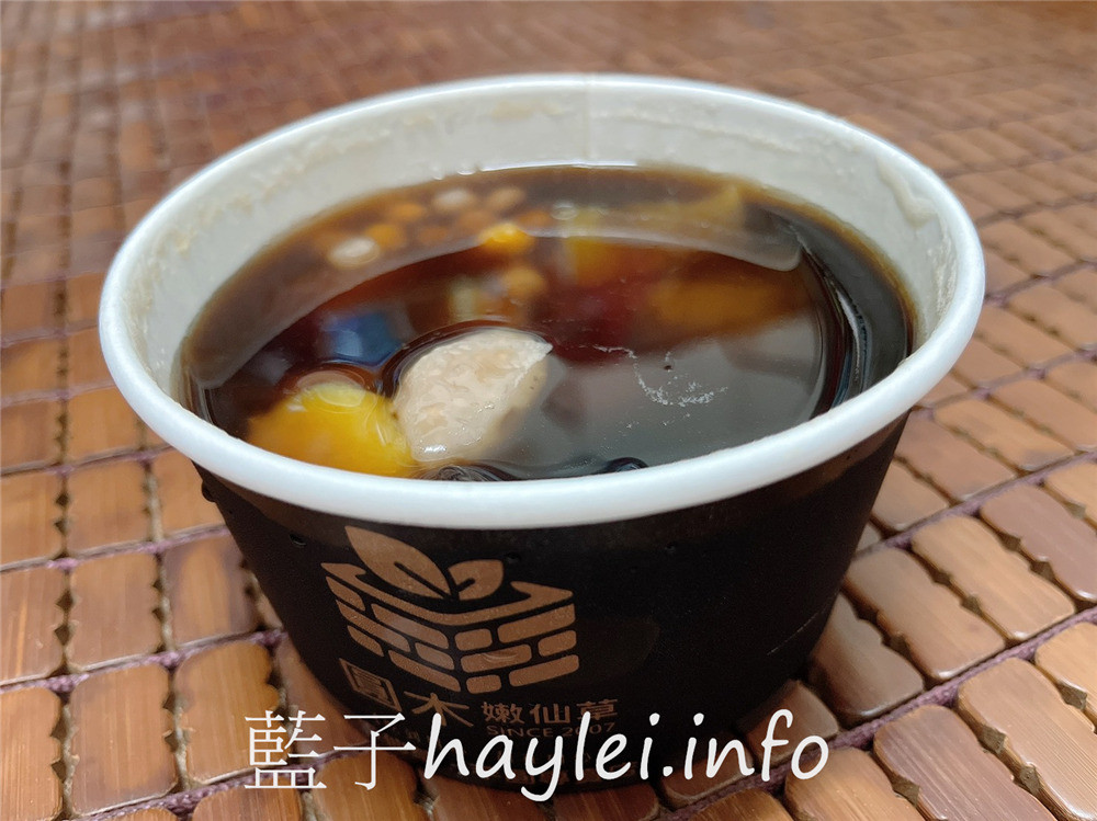 台中西區/圓木嫩仙草/台中大業店-源自彰化的芋圓嫩仙草專賣店，料多味美性價比超高，彈Q爽滑的七星級手工芋圓、滑潤水嫩的窯燒嫩仙草招牌必點，50元內的小確幸甜品！嫩仙草小芋圓鮮奶凍飲跟芋頭鮮奶小芋圓也不能錯過～台中必吃銅板美食/台中美食/彰化美食/台中下午茶/台中芋圓/台中燒仙草/台中豆花/藍子愛美食 中式料理 國內旅遊 攝影 民生資訊分享 飲食集錦 