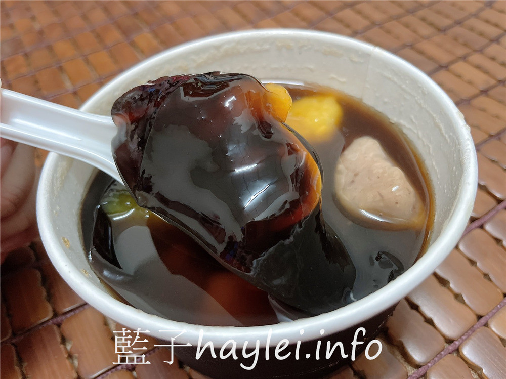 台中西區/圓木嫩仙草/台中大業店-源自彰化的芋圓嫩仙草專賣店，料多味美性價比超高，彈Q爽滑的七星級手工芋圓、滑潤水嫩的窯燒嫩仙草招牌必點，50元內的小確幸甜品！嫩仙草小芋圓鮮奶凍飲跟芋頭鮮奶小芋圓也不能錯過～台中必吃銅板美食/台中美食/彰化美食/台中下午茶/台中芋圓/台中燒仙草/台中豆花/藍子愛美食 中式料理 國內旅遊 攝影 民生資訊分享 飲食集錦 