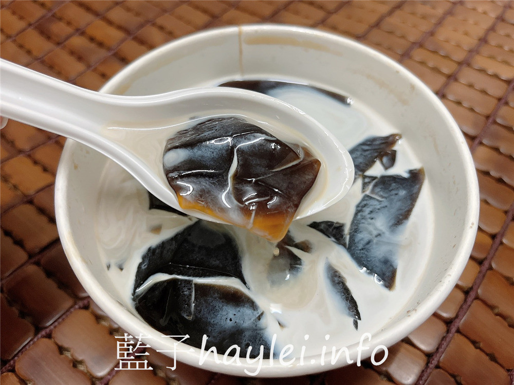 台中西區/圓木嫩仙草/台中大業店-源自彰化的芋圓嫩仙草專賣店，料多味美性價比超高，彈Q爽滑的七星級手工芋圓、滑潤水嫩的窯燒嫩仙草招牌必點，50元內的小確幸甜品！嫩仙草小芋圓鮮奶凍飲跟芋頭鮮奶小芋圓也不能錯過～台中必吃銅板美食/台中美食/彰化美食/台中下午茶/台中芋圓/台中燒仙草/台中豆花/藍子愛美食 中式料理 國內旅遊 攝影 民生資訊分享 飲食集錦 