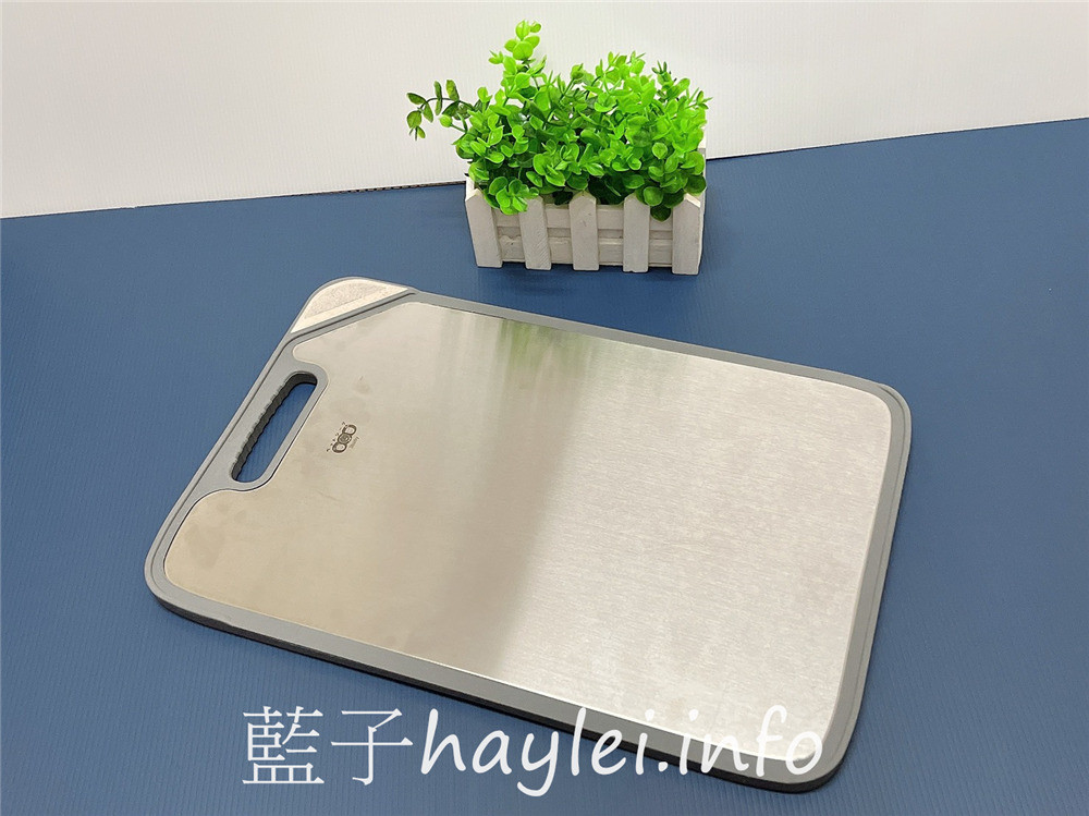 不鏽鋼切菜板推薦/三個寶全新抗菌款抗菌不鏽鋼+食品級PP 雙面砧板-附磨刀的切菜板！雙面設計可生熟食分開， TPR防滑圈包邊，切起來穩定性很好，304不銹鋼面用來解凍很不錯，材質防黴用起來健康安心～健康家具推薦/廚具推薦/健康菜板推薦/抗菌砧板/廚房用品/居家用品/藍子愛分享 健康養身 攝影 民生資訊分享 飲食集錦 
