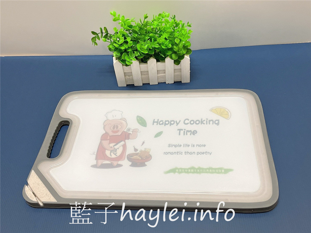 不鏽鋼切菜板推薦/三個寶全新抗菌款抗菌不鏽鋼+食品級PP 雙面砧板-附磨刀的切菜板!雙面設計可生熟食分開, TPR防滑圈包邊,切起來穩定性很好,304不銹鋼面用來解凍很不錯,材質防黴用起來健康安心~健康家具推薦/廚具推薦/健康菜板推薦/抗菌砧板/廚房用品/居家用品/藍子愛分享 健康養身 攝影 民生資訊分享 飲食集錦