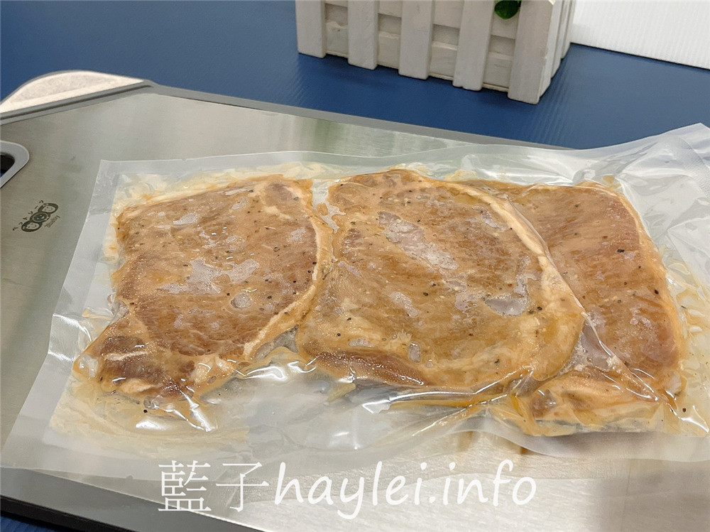 不鏽鋼切菜板推薦/三個寶全新抗菌款抗菌不鏽鋼+食品級PP 雙面砧板-附磨刀的切菜板!雙面設計可生熟食分開, TPR防滑圈包邊,切起來穩定性很好,304不銹鋼面用來解凍很不錯,材質防黴用起來健康安心~健康家具推薦/廚具推薦/健康菜板推薦/抗菌砧板/廚房用品/居家用品/藍子愛分享 健康養身 攝影 民生資訊分享 飲食集錦
