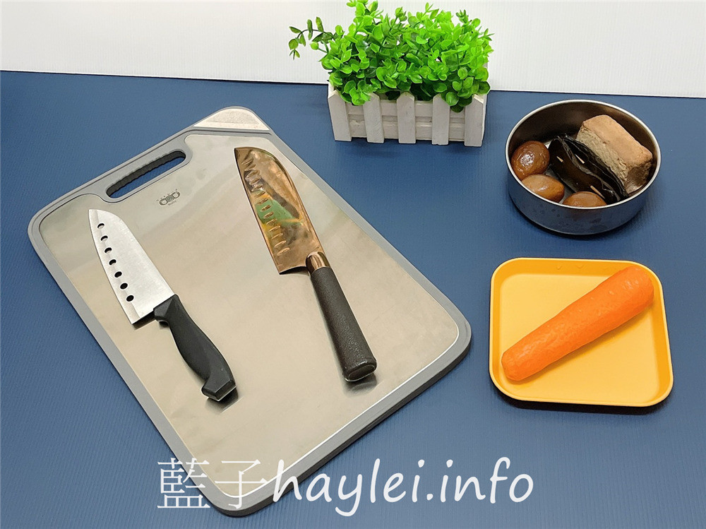 不鏽鋼切菜板推薦/三個寶全新抗菌款抗菌不鏽鋼+食品級PP 雙面砧板-附磨刀的切菜板！雙面設計可生熟食分開， TPR防滑圈包邊，切起來穩定性很好，304不銹鋼面用來解凍很不錯，材質防黴用起來健康安心～健康家具推薦/廚具推薦/健康菜板推薦/抗菌砧板/廚房用品/居家用品/藍子愛分享 健康養身 攝影 民生資訊分享 飲食集錦 