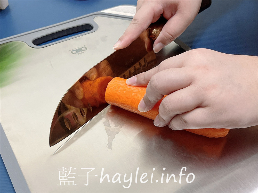 不鏽鋼切菜板推薦/三個寶全新抗菌款抗菌不鏽鋼+食品級PP 雙面砧板-附磨刀的切菜板！雙面設計可生熟食分開， TPR防滑圈包邊，切起來穩定性很好，304不銹鋼面用來解凍很不錯，材質防黴用起來健康安心～健康家具推薦/廚具推薦/健康菜板推薦/抗菌砧板/廚房用品/居家用品/藍子愛分享 健康養身 攝影 民生資訊分享 飲食集錦 