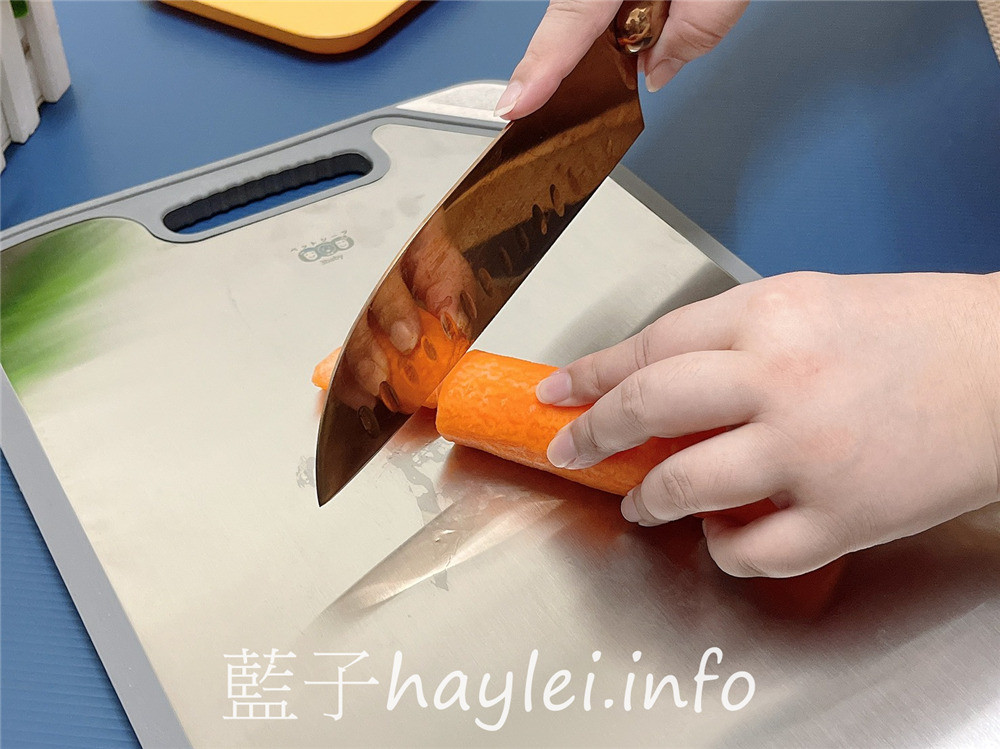 不鏽鋼切菜板推薦/三個寶全新抗菌款抗菌不鏽鋼+食品級PP 雙面砧板-附磨刀的切菜板！雙面設計可生熟食分開， TPR防滑圈包邊，切起來穩定性很好，304不銹鋼面用來解凍很不錯，材質防黴用起來健康安心～健康家具推薦/廚具推薦/健康菜板推薦/抗菌砧板/廚房用品/居家用品/藍子愛分享 健康養身 攝影 民生資訊分享 飲食集錦 