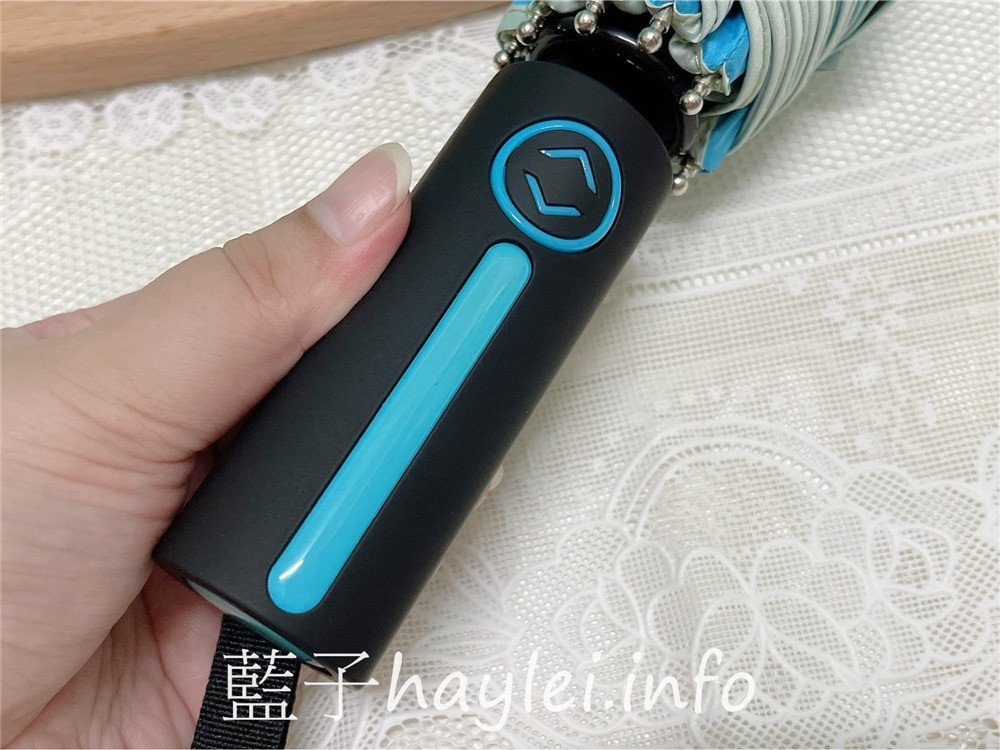 雨之情/專屬訂製雨傘-雨之情自動傘馬卡龍色系繽紛可愛，客製印刷雨傘設計以平實價格帶出品牌形象，客製雨傘彈韌玻璃纖維傘骨、不沾水快乾黑膠傘布抗UV超實用，送禮贈品皆合宜！雨傘推薦/晴雨傘推薦/晴雨自動傘/摺疊傘/三折傘/居家好物/生活好物/loveofrain/umbrella/藍子愛分享 攝影 民生資訊分享 穿搭分享 