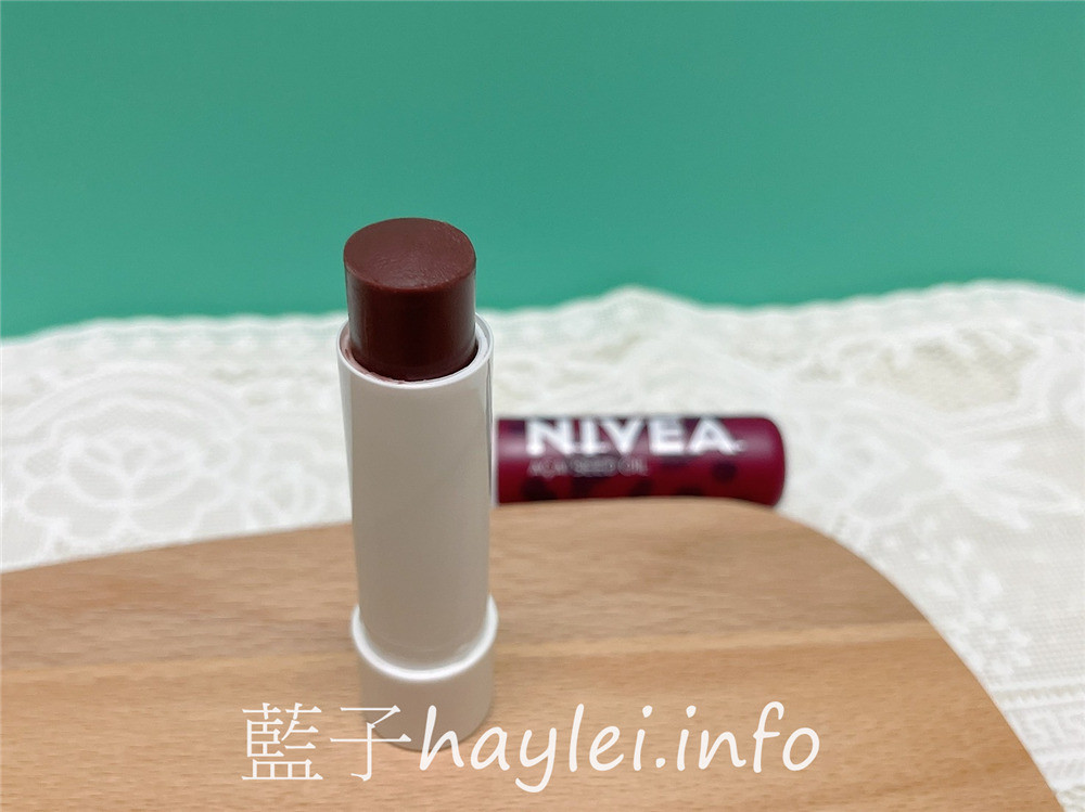 NIVEA 妮維雅 純萃保養潤唇膏 天然有機大麻籽油(綠色管身)、天然有機巴西莓籽油(紫色管身)、天然有機藜麥籽油(黃色管身)，天然植物籽油&乳木果油添加，溫潤滋養雙唇，秋冬保養雙唇平價好選擇~美NIVEA 妮維雅 純萃保養潤唇膏 天然有機大麻籽油(綠色管身)、天然有機巴西莓籽油(紫色管身)、天然有機藜麥籽油(黃色管身)，天然植物籽油&乳木果油添加，溫潤滋養雙唇，秋冬保養雙唇平價好選擇~美妝保養/肌膚保養/唇部保養/護唇膏推薦/妮維雅護唇膏評價/藍子愛保養妝保養/肌膚保養/唇部保養/藍子愛保養 未分類 