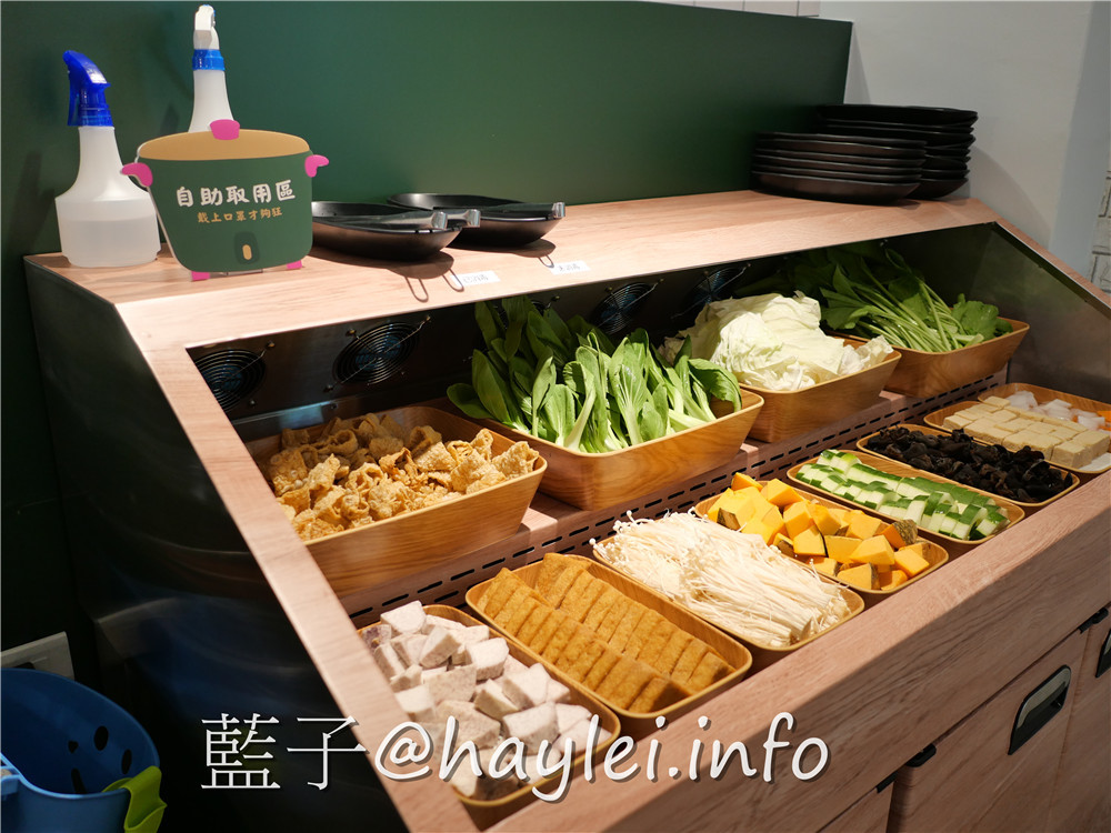 由火鍋第一品牌 樂多多集團開的新品牌 狂一鍋(台中精武東店)-289起享受台灣小吃變火鍋，翻玩台菜大變火鍋湯品，酒香花雕雞鍋、生炒花枝鍋推薦必吃，新台式火鍋絕妙滋味誘人再再來訪!飲品吧跟蔬食自助吧有12種菜品、2種飲品無限供應，吃起來豐富美味超幸福~肉多多火鍋旗下新品牌/台中美食/台中火鍋推薦/太平美食/藍子愛美食 中式料理 國內旅遊 攝影 民生資訊分享 飲食集錦 