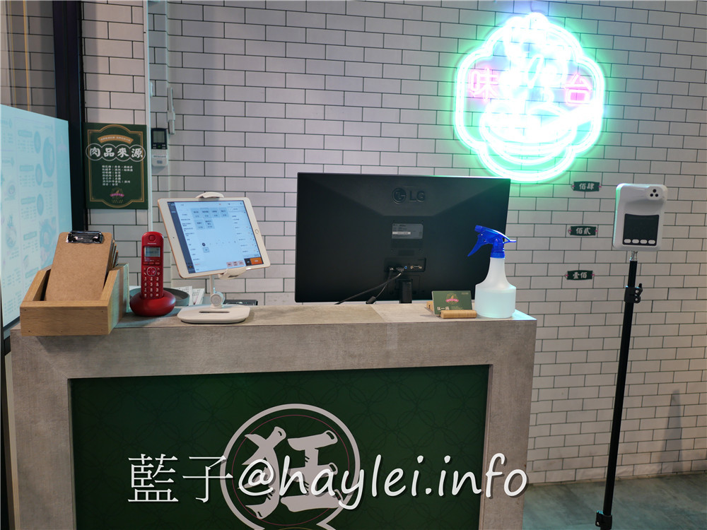 由火鍋第一品牌 樂多多集團開的新品牌 狂一鍋(台中精武東店)-289起享受台灣小吃變火鍋，翻玩台菜大變火鍋湯品，酒香花雕雞鍋、生炒花枝鍋推薦必吃，新台式火鍋絕妙滋味誘人再再來訪!飲品吧跟蔬食自助吧有12種菜品、2種飲品無限供應，吃起來豐富美味超幸福~肉多多火鍋旗下新品牌/台中美食/台中火鍋推薦/太平美食/藍子愛美食 中式料理 國內旅遊 攝影 民生資訊分享 飲食集錦 