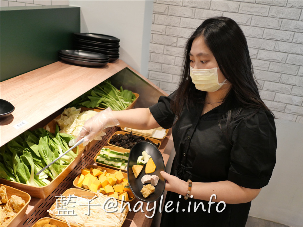 由火鍋第一品牌 樂多多集團開的新品牌 狂一鍋(台中精武東店)-289起享受台灣小吃變火鍋，翻玩台菜大變火鍋湯品，酒香花雕雞鍋、生炒花枝鍋推薦必吃，新台式火鍋絕妙滋味誘人再再來訪!飲品吧跟蔬食自助吧有12種菜品、2種飲品無限供應，吃起來豐富美味超幸福~肉多多火鍋旗下新品牌/台中美食/台中火鍋推薦/太平美食/藍子愛美食 中式料理 國內旅遊 攝影 民生資訊分享 飲食集錦 