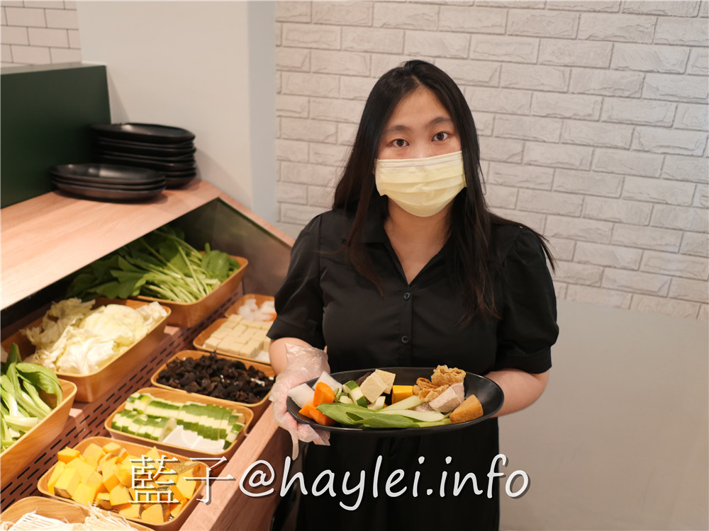 由火鍋第一品牌 樂多多集團開的新品牌 狂一鍋(台中精武東店)-289起享受台灣小吃變火鍋，翻玩台菜大變火鍋湯品，酒香花雕雞鍋、生炒花枝鍋推薦必吃，新台式火鍋絕妙滋味誘人再再來訪!飲品吧跟蔬食自助吧有12種菜品、2種飲品無限供應，吃起來豐富美味超幸福~肉多多火鍋旗下新品牌/台中美食/台中火鍋推薦/太平美食/藍子愛美食 中式料理 國內旅遊 攝影 民生資訊分享 飲食集錦 