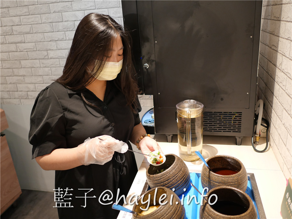 由火鍋第一品牌 樂多多集團開的新品牌 狂一鍋(台中精武東店)-289起享受台灣小吃變火鍋，翻玩台菜大變火鍋湯品，酒香花雕雞鍋、生炒花枝鍋推薦必吃，新台式火鍋絕妙滋味誘人再再來訪!飲品吧跟蔬食自助吧有12種菜品、2種飲品無限供應，吃起來豐富美味超幸福~肉多多火鍋旗下新品牌/台中美食/台中火鍋推薦/太平美食/藍子愛美食 中式料理 國內旅遊 攝影 民生資訊分享 飲食集錦 