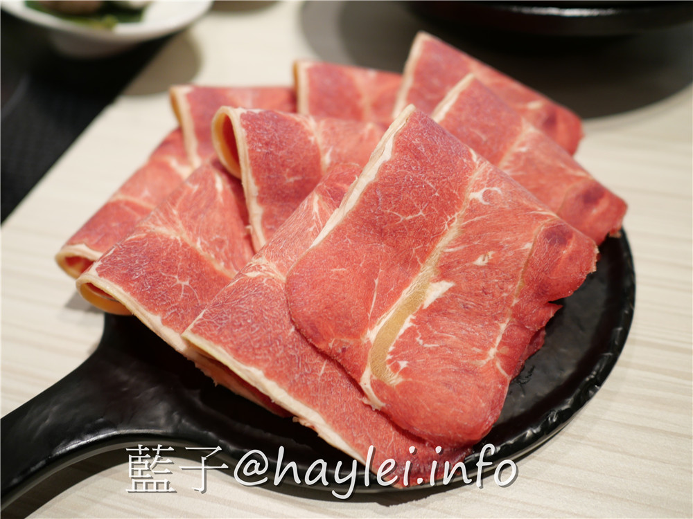 由火鍋第一品牌 樂多多集團開的新品牌 狂一鍋(台中精武東店)-289起享受台灣小吃變火鍋，翻玩台菜大變火鍋湯品，酒香花雕雞鍋、生炒花枝鍋推薦必吃，新台式火鍋絕妙滋味誘人再再來訪!飲品吧跟蔬食自助吧有12種菜品、2種飲品無限供應，吃起來豐富美味超幸福~肉多多火鍋旗下新品牌/台中美食/台中火鍋推薦/太平美食/藍子愛美食 中式料理 國內旅遊 攝影 民生資訊分享 飲食集錦 