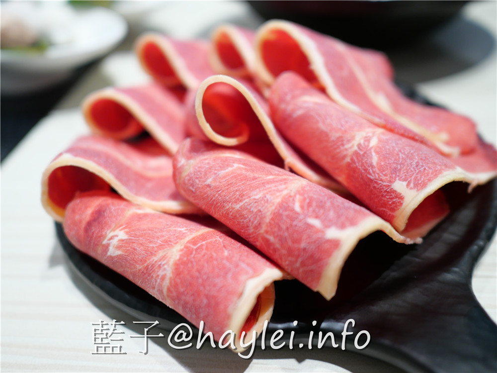 由火鍋第一品牌 樂多多集團開的新品牌 狂一鍋(台中精武東店)-289起享受台灣小吃變火鍋，翻玩台菜大變火鍋湯品，酒香花雕雞鍋、生炒花枝鍋推薦必吃，新台式火鍋絕妙滋味誘人再再來訪!飲品吧跟蔬食自助吧有12種菜品、2種飲品無限供應，吃起來豐富美味超幸福~肉多多火鍋旗下新品牌/台中美食/台中火鍋推薦/太平美食/藍子愛美食 中式料理 國內旅遊 攝影 民生資訊分享 飲食集錦 