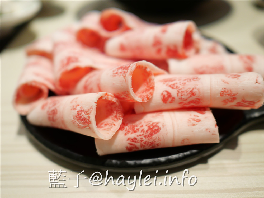 由火鍋第一品牌 樂多多集團開的新品牌 狂一鍋(台中精武東店)-289起享受台灣小吃變火鍋，翻玩台菜大變火鍋湯品，酒香花雕雞鍋、生炒花枝鍋推薦必吃，新台式火鍋絕妙滋味誘人再再來訪!飲品吧跟蔬食自助吧有12種菜品、2種飲品無限供應，吃起來豐富美味超幸福~肉多多火鍋旗下新品牌/台中美食/台中火鍋推薦/太平美食/藍子愛美食 中式料理 國內旅遊 攝影 民生資訊分享 飲食集錦 