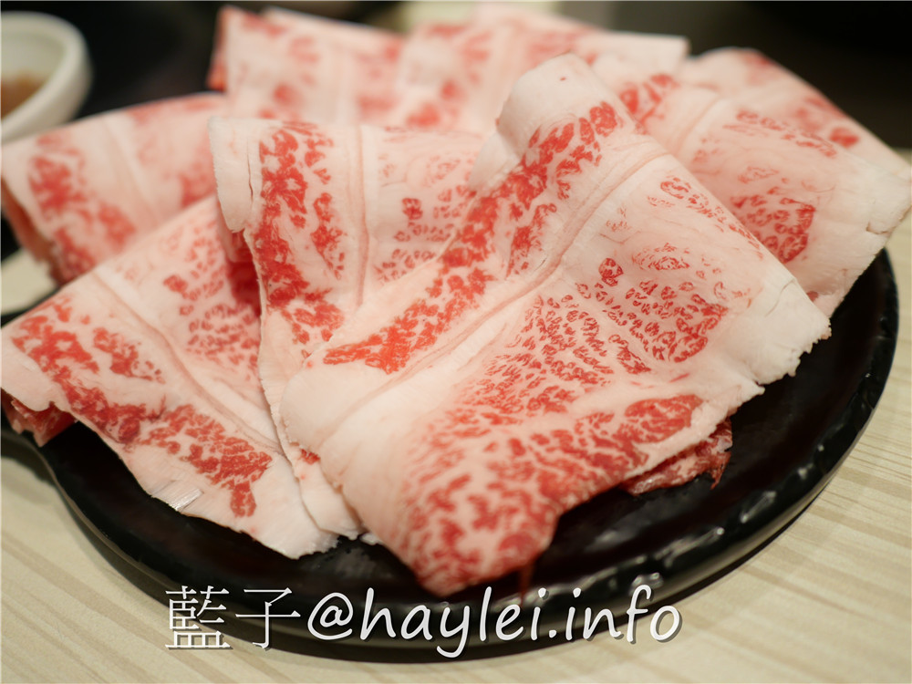 由火鍋第一品牌 樂多多集團開的新品牌 狂一鍋(台中精武東店)-289起享受台灣小吃變火鍋，翻玩台菜大變火鍋湯品，酒香花雕雞鍋、生炒花枝鍋推薦必吃，新台式火鍋絕妙滋味誘人再再來訪!飲品吧跟蔬食自助吧有12種菜品、2種飲品無限供應，吃起來豐富美味超幸福~肉多多火鍋旗下新品牌/台中美食/台中火鍋推薦/太平美食/藍子愛美食 中式料理 國內旅遊 攝影 民生資訊分享 飲食集錦 