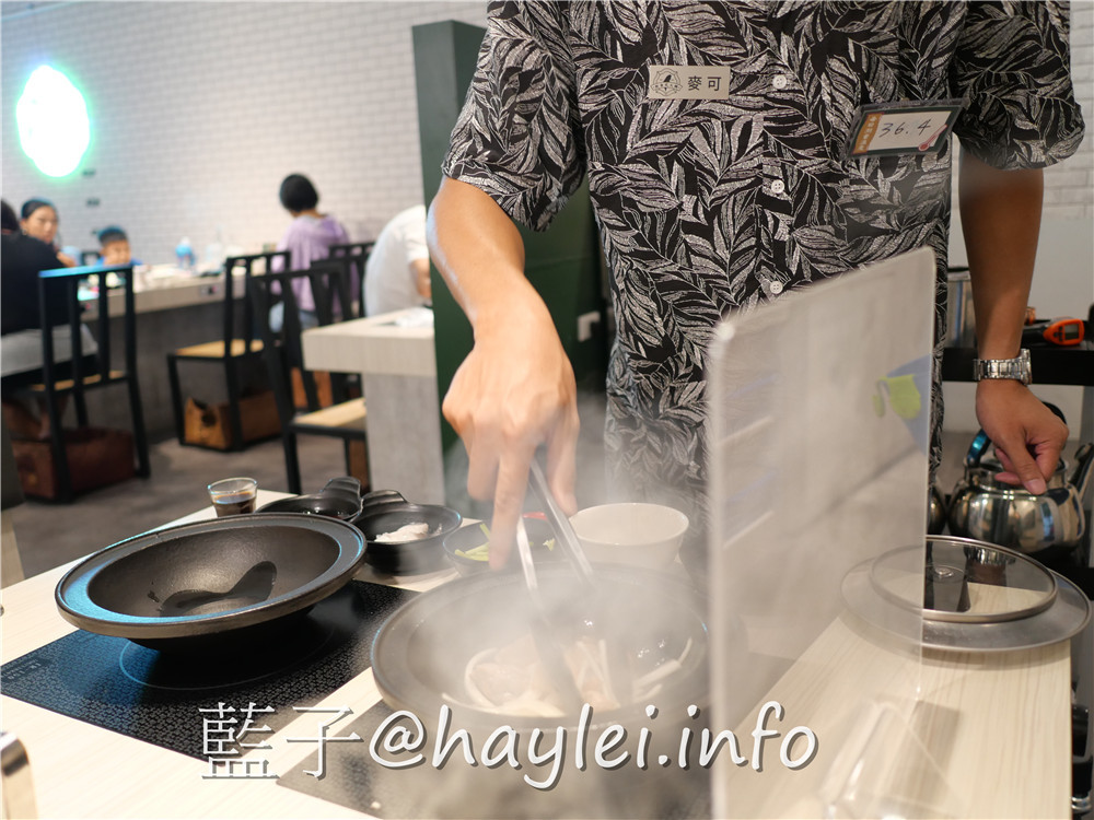 由火鍋第一品牌 樂多多集團開的新品牌 狂一鍋(台中精武東店)-289起享受台灣小吃變火鍋，翻玩台菜大變火鍋湯品，酒香花雕雞鍋、生炒花枝鍋推薦必吃，新台式火鍋絕妙滋味誘人再再來訪!飲品吧跟蔬食自助吧有12種菜品、2種飲品無限供應，吃起來豐富美味超幸福~肉多多火鍋旗下新品牌/台中美食/台中火鍋推薦/太平美食/藍子愛美食 中式料理 國內旅遊 攝影 民生資訊分享 飲食集錦 