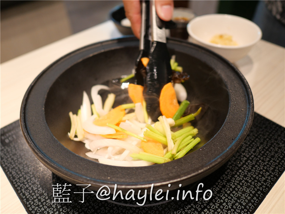 由火鍋第一品牌 樂多多集團開的新品牌 狂一鍋(台中精武東店)-289起享受台灣小吃變火鍋，翻玩台菜大變火鍋湯品，酒香花雕雞鍋、生炒花枝鍋推薦必吃，新台式火鍋絕妙滋味誘人再再來訪!飲品吧跟蔬食自助吧有12種菜品、2種飲品無限供應，吃起來豐富美味超幸福~肉多多火鍋旗下新品牌/台中美食/台中火鍋推薦/太平美食/藍子愛美食 中式料理 國內旅遊 攝影 民生資訊分享 飲食集錦 