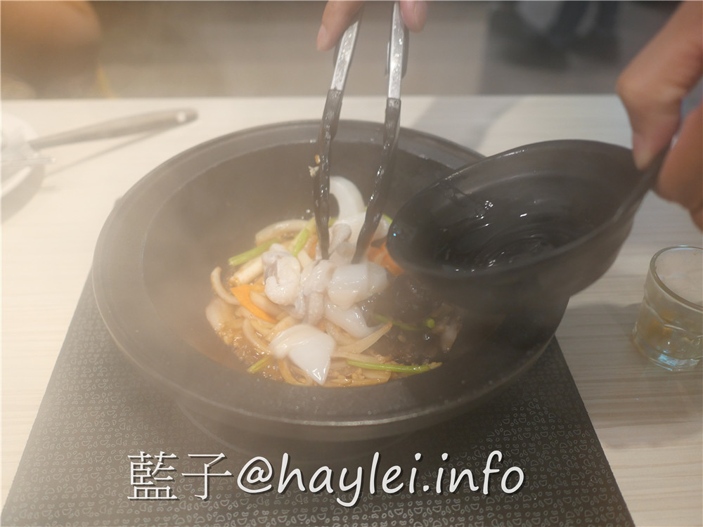 由火鍋第一品牌 樂多多集團開的新品牌 狂一鍋(台中精武東店)-289起享受台灣小吃變火鍋，翻玩台菜大變火鍋湯品，酒香花雕雞鍋、生炒花枝鍋推薦必吃，新台式火鍋絕妙滋味誘人再再來訪!飲品吧跟蔬食自助吧有12種菜品、2種飲品無限供應，吃起來豐富美味超幸福~肉多多火鍋旗下新品牌/台中美食/台中火鍋推薦/太平美食/藍子愛美食 中式料理 國內旅遊 攝影 民生資訊分享 飲食集錦 