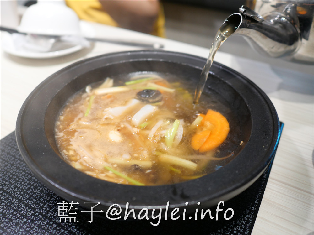 由火鍋第一品牌 樂多多集團開的新品牌 狂一鍋(台中精武東店)-289起享受台灣小吃變火鍋，翻玩台菜大變火鍋湯品，酒香花雕雞鍋、生炒花枝鍋推薦必吃，新台式火鍋絕妙滋味誘人再再來訪!飲品吧跟蔬食自助吧有12種菜品、2種飲品無限供應，吃起來豐富美味超幸福~肉多多火鍋旗下新品牌/台中美食/台中火鍋推薦/太平美食/藍子愛美食 中式料理 國內旅遊 攝影 民生資訊分享 飲食集錦 