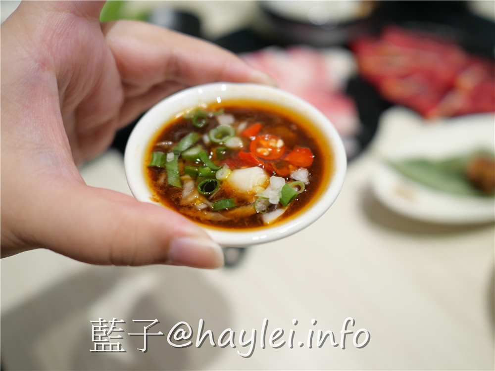 由火鍋第一品牌 樂多多集團開的新品牌 狂一鍋(台中精武東店)-289起享受台灣小吃變火鍋，翻玩台菜大變火鍋湯品，酒香花雕雞鍋、生炒花枝鍋推薦必吃，新台式火鍋絕妙滋味誘人再再來訪!飲品吧跟蔬食自助吧有12種菜品、2種飲品無限供應，吃起來豐富美味超幸福~肉多多火鍋旗下新品牌/台中美食/台中火鍋推薦/太平美食/藍子愛美食 中式料理 國內旅遊 攝影 民生資訊分享 飲食集錦 