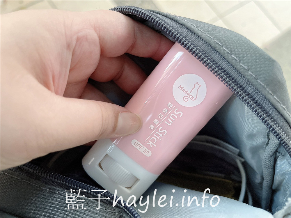 Madoca/SPF50輕透防曬棒-清爽不黏膩的防水防曬,用起來輕盈無感、透明自然不挑膚色的高顏值粉嫩防曬,強效疏水配方保護肌膚更有力,甩掉油膩厚重的防曬,更能享受陽光時刻!肌膚保養/美妝保養/美容彩妝/防曬隔離/防曬推薦/隔絕紫外線/紫外線防護/日常護膚/肌膚健康/藍子愛保養 保養品分享 健康養身 國內旅遊 彩妝品 彩妝品分享 攝影 民生資訊分享