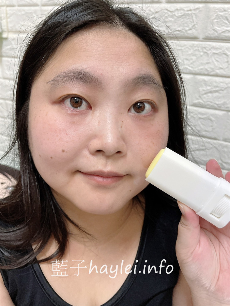 Madoca/SPF50輕透防曬棒-清爽不黏膩的防水防曬,用起來輕盈無感、透明自然不挑膚色的高顏值粉嫩防曬,強效疏水配方保護肌膚更有力,甩掉油膩厚重的防曬,更能享受陽光時刻!肌膚保養/美妝保養/美容彩妝/防曬隔離/防曬推薦/隔絕紫外線/紫外線防護/日常護膚/肌膚健康/藍子愛保養 保養品分享 健康養身 國內旅遊 彩妝品 彩妝品分享 攝影 民生資訊分享