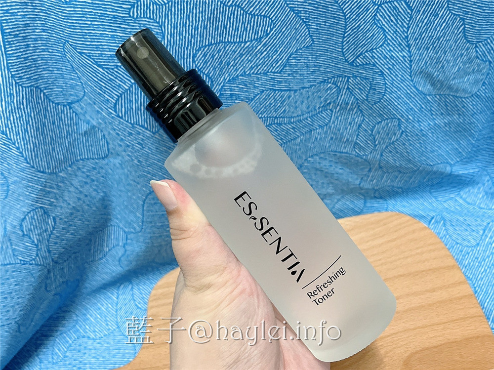 極萃精華 Essentia 極萃保濕組-極萃保濕化妝水、極萃持潤精華液，添加極地雪藻與積雪草等天然植萃幫助肌膚強化對外在環境的防護力，無添加爭議成份，對肌膚更無負擔，敏弱肌適用的MIT保養品牌推薦!美妝保養/肌膚保養/日常保養/純素者也能用的護膚品/藍子愛保養 保養品分享 彩妝品 彩妝品分享 民生資訊分享 