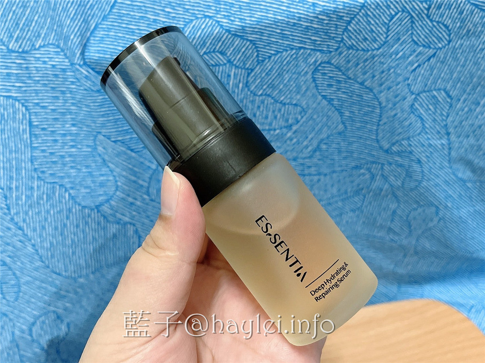 極萃精華 Essentia 極萃保濕組-極萃保濕化妝水、極萃持潤精華液，添加極地雪藻與積雪草等天然植萃幫助肌膚強化對外在環境的防護力，無添加爭議成份，對肌膚更無負擔，敏弱肌適用的MIT保養品牌推薦!美妝保養/肌膚保養/日常保養/純素者也能用的護膚品/藍子愛保養 保養品分享 彩妝品 彩妝品分享 民生資訊分享 